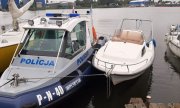 łódź policyjna oraz odnaleziona skradziona łódź