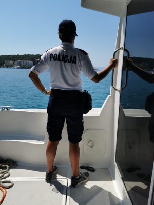 policjant podczas patrolu na łodzi policyjnej
