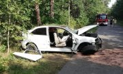 rozbity samochód na miejscu wypadku