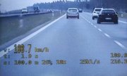 Fragment z wideorejestratora na którym widac jak samochód jedzie 188 km/h