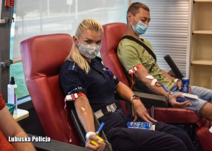 Na zdjęciach widzimy funkcjonariuszy, którzy zdecydowali się oddać krew.