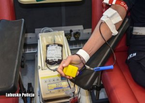 Na zdjęciach widzimy funkcjonariuszy, którzy zdecydowali się oddać krew.