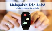 osoba trzymająca w rękach smartwatch, napis Małopolski Tele - Anioł całodobowa pomoc dla seniorów