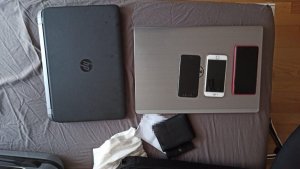dwa laptopy i trzy telefony komórkowe