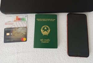 paszport, telefon komórkowy i dwie karty płatnicze