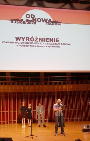 cztery osoby stojące na scenie