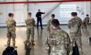 Policjant prowadzi szkolenie żołnierzy amerykańskich w Bazie Lotnictwa Taktycznego w Łasku
