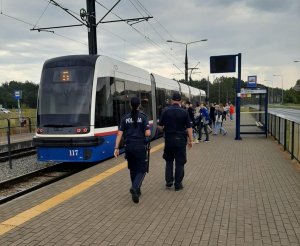 policjanci na przystanku tramwajowym w ramach sprawdzenia obowiązku zakrywania ust i nosa w komunikacji publicznej