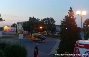 Na zdjęciu helikopter medycznych służb ratunkowych, który wylądował na terenie obok basenu, celem przetransportowania dziecka, po reanimacji, które omal się nie utopiło w basenie