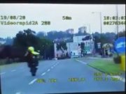 widok na ekran policyjnego wideorejestratora z nagraniem motocyklisty jadącego na jednym kole