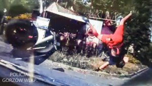 kadr z wideorejestratora przedstawiający moment zderzenia motocykla z samochodem osobowym