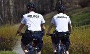 dwaj policjanci na rowerach