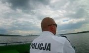 policjant na łodzi policyjnej