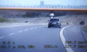 zdjęcie ekranu wideorejestratora przedstawiające samochód jadący z dużą prędkością