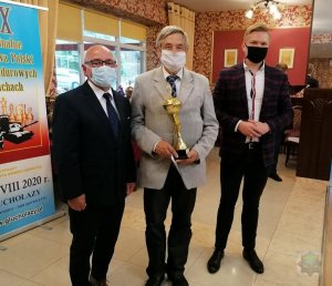 Na zdjęciu burmistrz z Głuchołaz wraz z pracownikiem urzędu i jednym z nagrodzonych zawodników turnieju