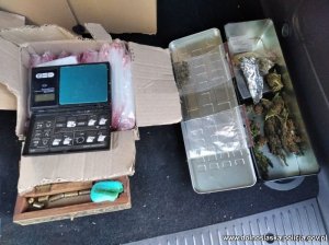 Na zdjęciu waga, amunicja i marihuana w blaszanym pojemniku
