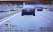 Stopklatka z nagrania z policyjnego wideorejestratora, na którym widać pojazd poruszający się z prędkością 221km/h.