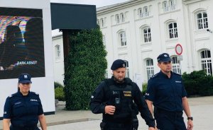 czeski policjant i dwoje polskich policjantów podczas patrolu