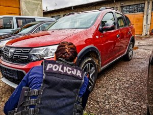 policjantka podczas oględzin samochodu