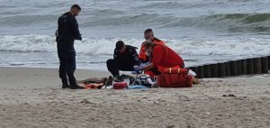 akcja ratunkowa policjantów i ratowników medycznych na plaży