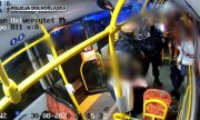 umundurowani policjanci rozmawiają w autobusie z mężczyzną