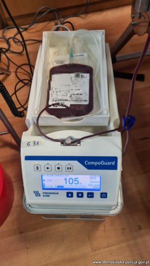 Na zdjęciu pakiet do przechowywania krwi znajdujący się na urządzeniu służącym do pomiaru ilości przepływającej krwi.