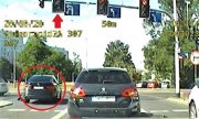auto osobowe jadące w ruchu miejskim wjeżdża na skrzyżowanie na czerwonym świetle