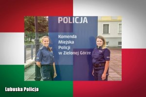 Zdjęcie przedstawia dwie policjantki stojące przed gmachem Komendy Miejskiej Policji w Zielonej Górze. Zdjęcie zostało wkomponowane w barwy narodowe Polski i Węgier.