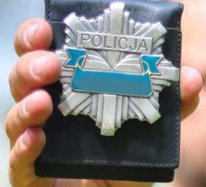 policyjna odznaka trzymana w dłoni