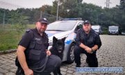 patrol policjantów z psem którzy uratowali zaginionego mężczyznę