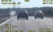 Fragment z wideorejestratora policji na którym widać jak samochód jedzie z prędkością 171 km/h