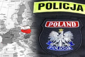 Rękaw policyjnego munduru na tle mapy Europy