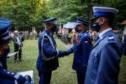 Komendant Wojewódzki Policji w Kilecach wręcza odznakę