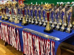 medale i puchary dla uczestników VIII Mistrzostw Polski Służb Mundurowych w Badmintonie