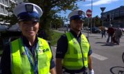 policjantka i policjant ruchu drogowego w mundurach stoją na ulicy