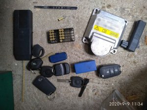 Zdjęcie przedstawia odzyskane skradzione przedmioty m. in. kluczyki od samochodów.