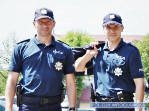 dwaj policjanci, którzy pomogli kobiecie