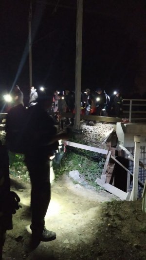 grupy poszukiwawczo-ratownicze z latarkami podczas akcji poszukiwań za zaginioną po zmroku