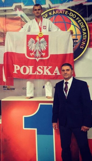 Starszy Posterunkowy Michał Czechowicz na podium z Polską Flagą