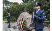 dwaj policjanci pełnią wartę honorową przed Obeliskiem &quot;Poległym Policjantom – Rzeczpospolita Polska&quot; gdzie złożony został wieniec