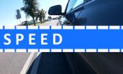 samochód policyjny i napis Speed