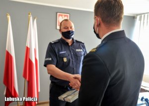 Komendant Wojewódzki Policji w Gorzowie Wlkp. dziękuje za współpracę ze Strażą Pożarną.&quot;&gt;