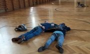dwaj zatrzymani mężczyźni leżą na podłodze