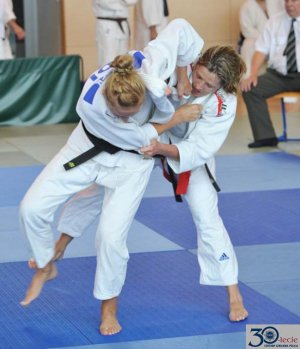 Dwie kobiety podczas ćwiczeń Judo na macie.