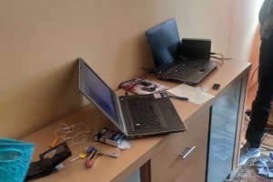Dwa laptopy stojące na komodzie
