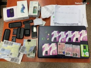 Telefony komórkowe, karty sim i dokumenty zabezpieczone przez policjantów