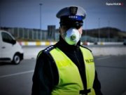 policjant ruchu drogowego w maseczce na twarzy