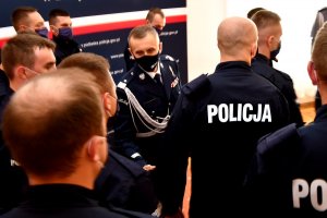 Komendant Wojewódzki Policji w Białymstoku nadinspektor Robert Szewc rozmawia z nowo przyjętymi policjantami