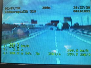 zdjęcie wideorejestratora, na którym widać pojazdy i cyfry przedstawiające prędkość pojazdu i inne dane