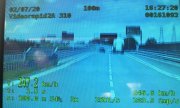 zdjęcie wideorejestratora, na którym widać pojazdy i cyfry przedstawiające prędkość pojazdu i inne dane
